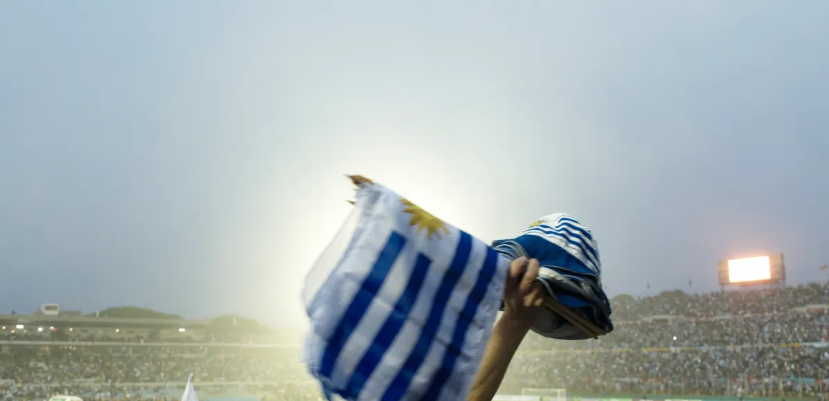 Bandera de uruguay flameando en el Estadio Centenario