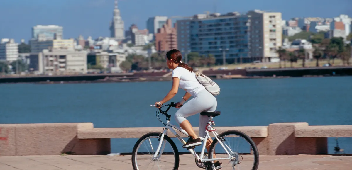 Mujer en bicicleta 