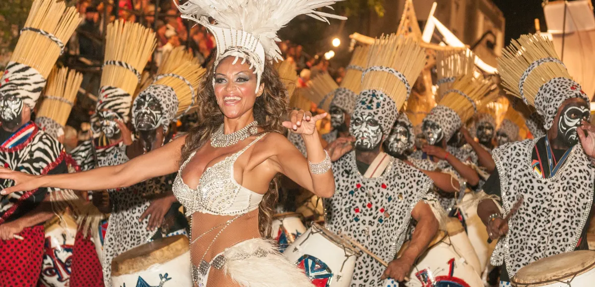 Bailarinas de candome desfilando